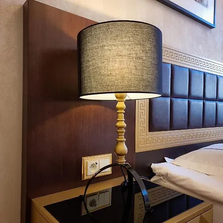 Tiffi Old Town Aparthotel
